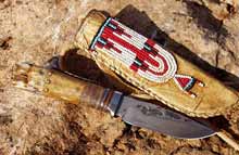 Petit couteau de type "Patch knife"". Os de caribou avec rondelles de cuir et garde en maillechort, couvert avec du cuir rawhide et des clous en laiton.