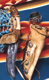 My favorite: Bear jaw, (before the Washington convention) with rawhide. I made it as close as possible to the original piece which was really rough. Rawhide sheath with lacing, small ermine tail and a five cent Buffalo nickels reproduction (not in silver).Mon preferé: Machoire d'ours, (hors convention de Washinton) et rawhide. Je l'ai fait aussi proche que possible de la piece originale qui etait tres "rustique". l'etui est en rawhide avec un tressage une petite queue d'hermine, et des reproductions de pieces de cinq cent, (non en argent)