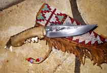Couteau avec machoire de coyote, recouvert de rawhide. Etui en rawhide recouvert de buckskin perlé( taille 11/0), decoré de perles "white heart" & "venitian" 460 E avec étui 