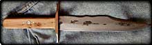 Bowie traditionnel, manche en bois de cedre, rivets decoratifs et garde en laiton. 