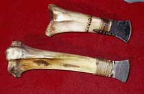 deux grattoirs utilisés dans le tannage de petites peaux. couramment utilisés par les trappeurs et indiens au XIX et XVIIeme .les lames sont fixées avec du tendon naturel, de la colle ou de la corde..Two scrapers used for tanning small skins. tied with genuine sinew, cord or glue.
