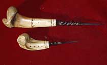 twisted forged awls, carved Bones. Deux alènes forgées de type ancien en os.