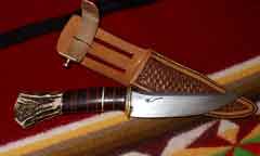 Petit couteau de chasse Scagel, repro a 100%,Brass guard, leather strips; brass & micarta spacers, Wapiti stag. Lame 10.5cm, o/a 21cm-----------------275.00 EUR