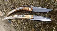 Pliants piemontais simples avec carving et incrustations en argent massif, vendus autour de 130 Eur.